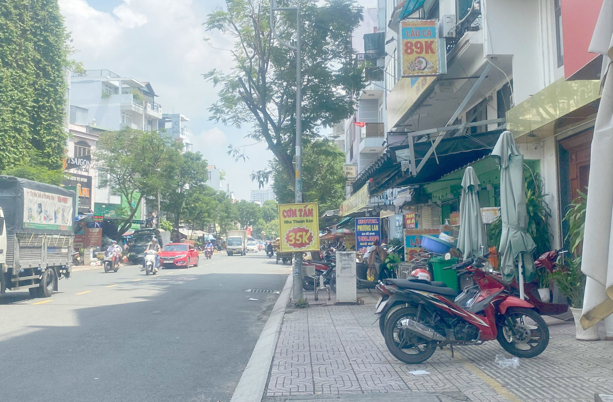 TP.HCM sẽ xử lý nghiêm các trường hợp lấn chiếm lề đường, vỉa hè - Ảnh 1.