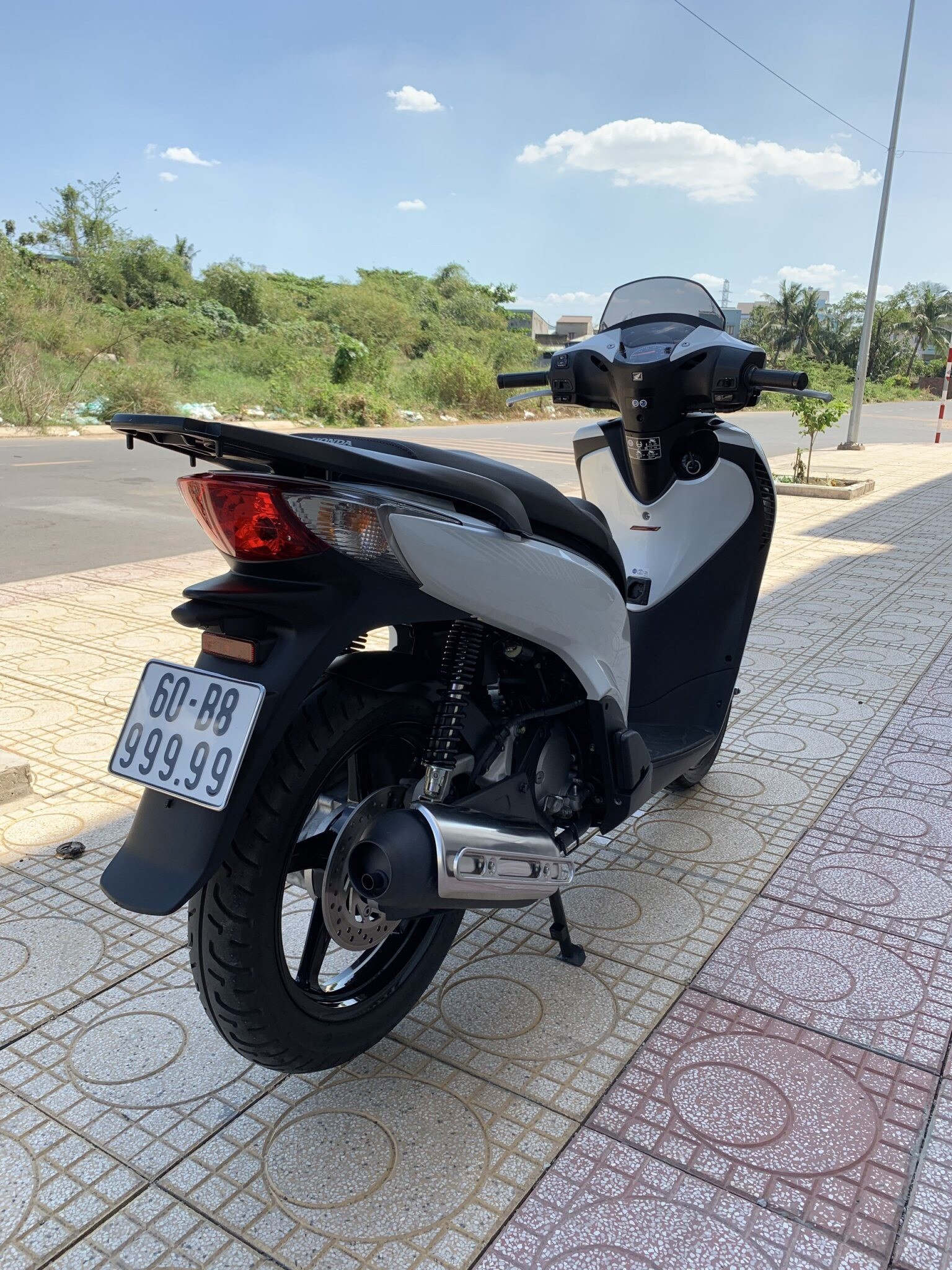 Thú chơi xe - Honda SH chưa đổ xăng, biển ngũ quý rao bán hơn 1 tỷ đồng (Hình 3).