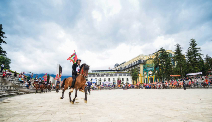 02. Màn diễu hành đặc sắc tại trung tâm thị xã Sa 