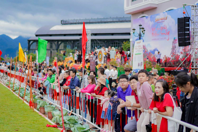 06. Rất đông du khách đến xem đua ngựa