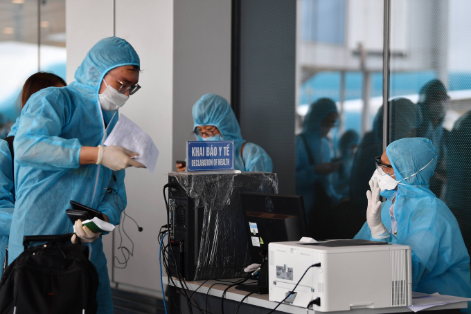 Hành khách làm thủ tục ở bên ngoài nhà ga SB Vân Đ