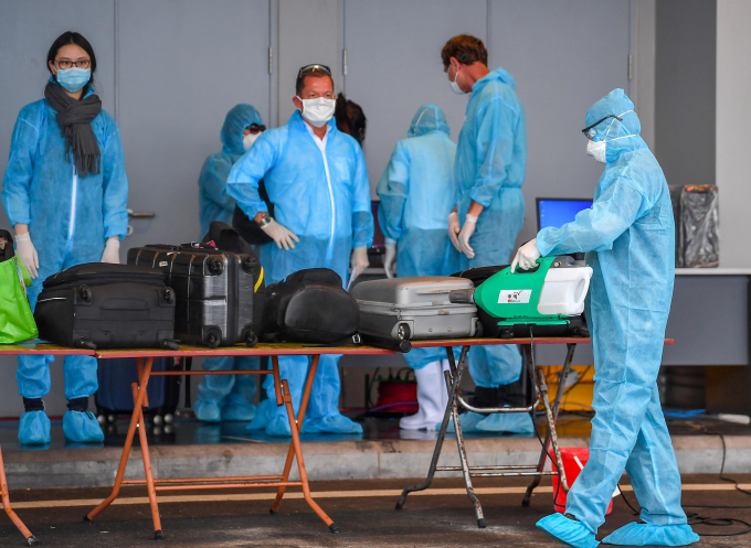 SB Vân Đồn phun xịt khử trùng hành lý