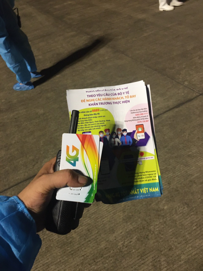 Hành khách được tặng Sim 4G và hướng dẫn khai báo 