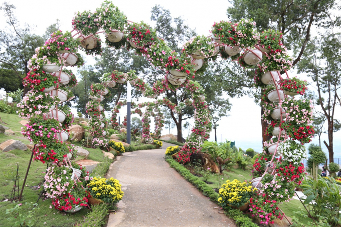 Khung canh dinh nui Ba Den (3)