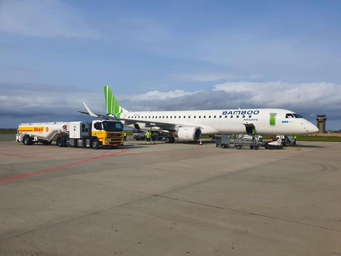 Máy bay phản lực Embraer E195 lần đầu tiên được kh