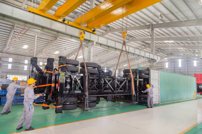 2. Đưa kiện SMRM vào container