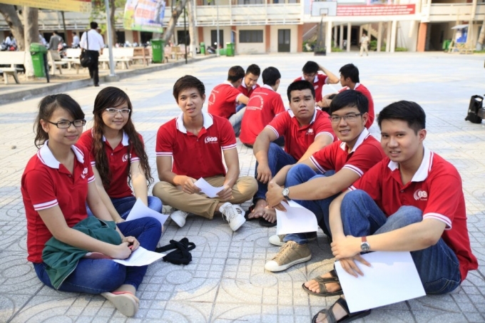 cac sinh viên CLC hoc nhom ky nang men