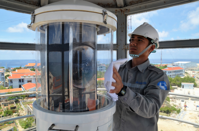 Anh Trần Văn Tiến, công nhân trạm hải đăng Trường 