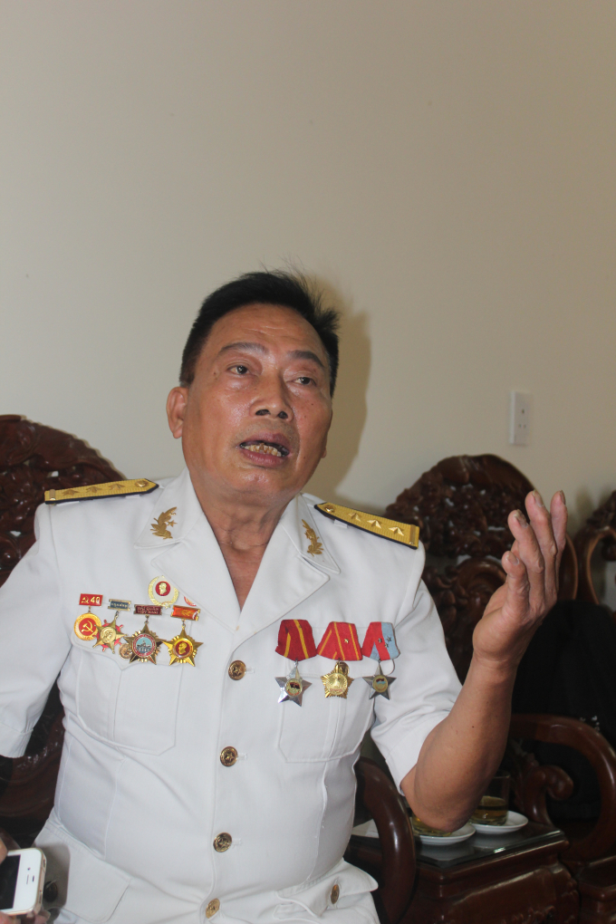 Thượng úy Trần Xuân Hỗ  đang kể về cuộc đánh chìm 