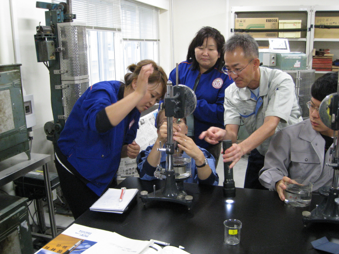 Sinh vien Kosen duoc huong dan nghien cuu boi cac 