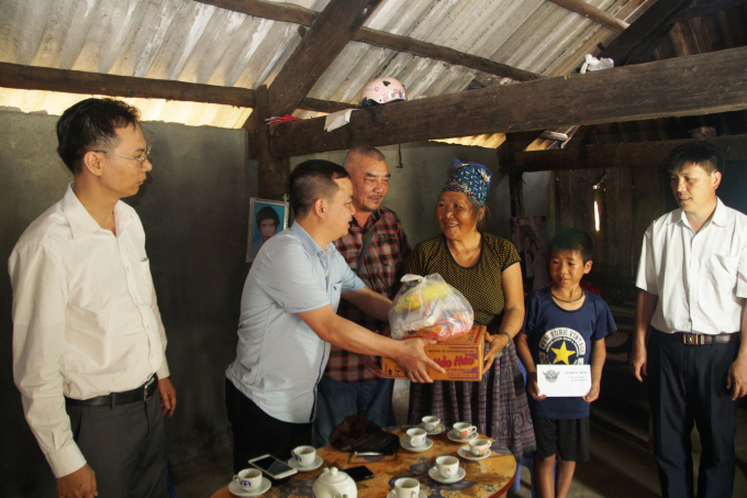 Ủy ban ATGT Quốc gia cùng các nhà hảo tâm trao tặn