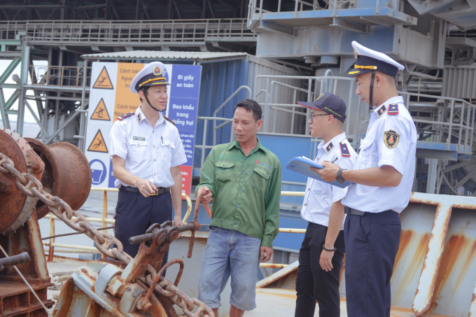 Đại diện Cảng vụ đường thủy nội địa KV1 kiểm tra đ