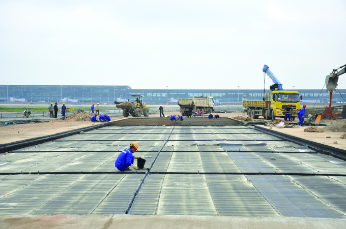 Thi công đường cất hạ cánh sân bay Nội Bài_1