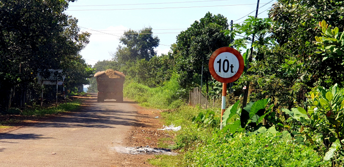2 bất chấp biển cấm xe quá tải vẫn vô tư lưu thông