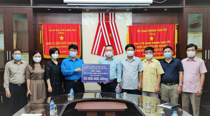 Cong doan GTVT trao ho tro Cuc Y te GTVT phong Cov