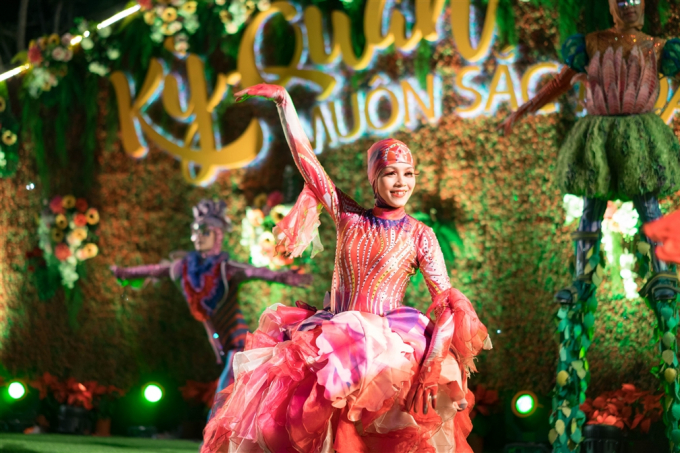 anh 4- Le hoi ky quan muon sac hoa