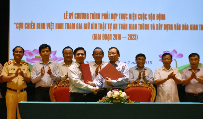 2B460DB5-C9EE-401E-B24A-3C5A5C092DE8.