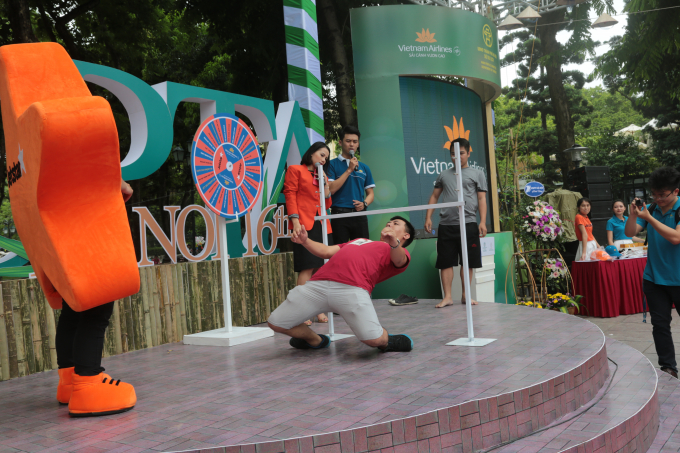 Anh 5 - Khach tham quan hao hung tham du cac tro c