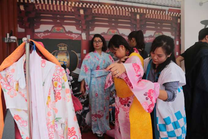 Anh 7 - Khach tham quan hoa minh vao cac hoat dong