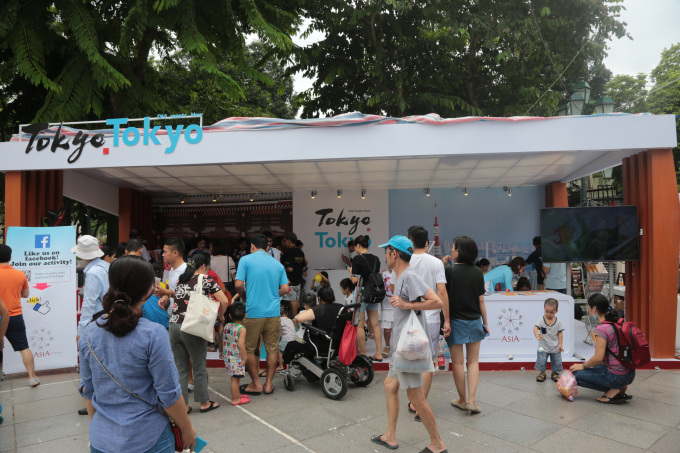 Anh 8 - Khach tham quan hoa minh vao cac hoat dong