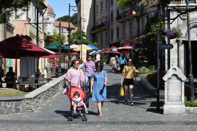 Du khách  tham quan Bà Nà Hills 2