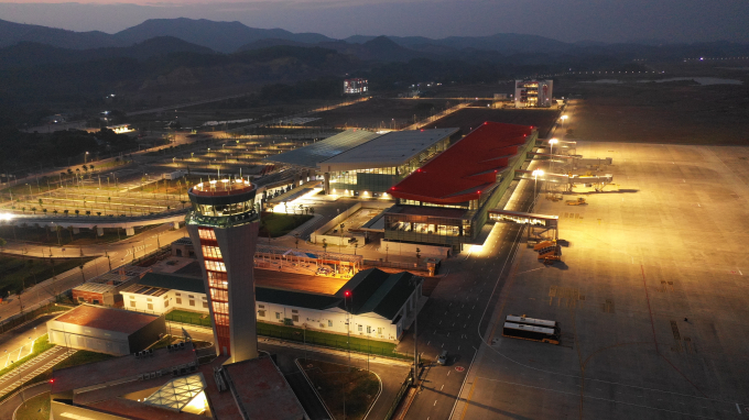 Nhà ga CHKQT Vân Đồn trong đêm (9)