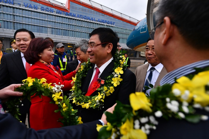 Hanh khach trong chuyen bay thuong mai dau tien ha