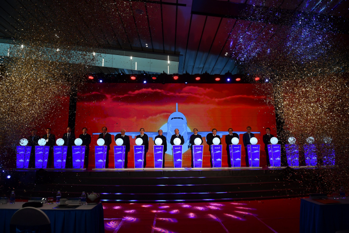 Thu tuong bam nut van hanh cang hang khong quoc te