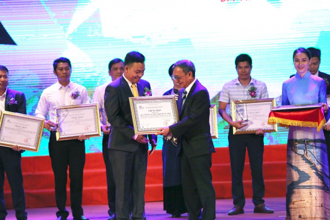 ông Nguyễn Lâm An- GĐ Khu du lịch lên nhận giải  (