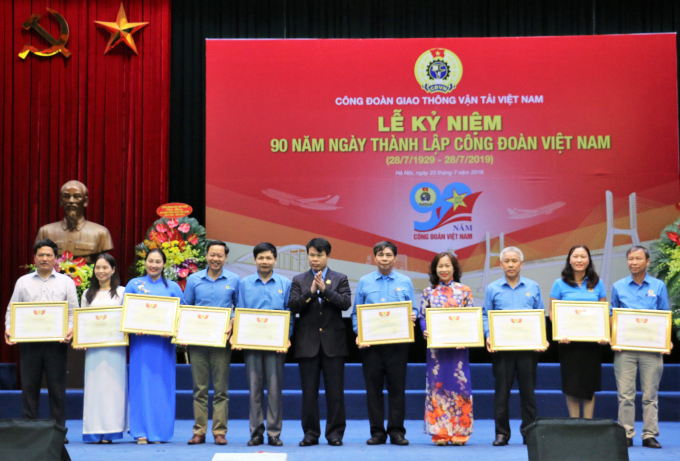 trao bang khen cong doan GTVT