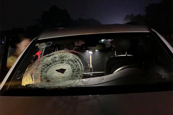 vien-gach-lon-bay-vao-o-to-tren-cao-toc-ha-noi-tha