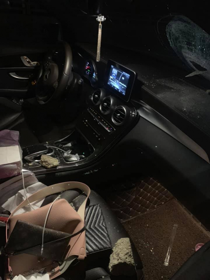 vien-gach-lon-bay-vao-o-to-tren-cao-toc-ha-noi-tha