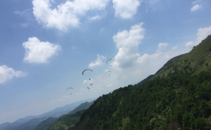 Ảnh 1 - Nhảy dù ở Hoành Bồ (Quảng Ninh) - Nguồn - 