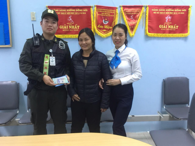 nhan-vien-san-bay-tra-lai-gan-300-trieu-cho-khach-