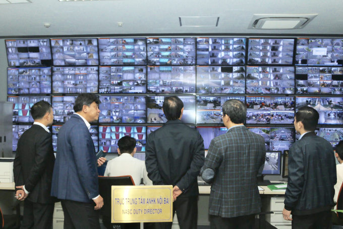 Đoàn công tác kiểm tra các màn hình camera tại Tru