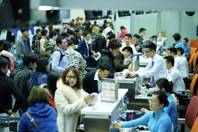 Khách chờ làm thủ tục check-in - Ảnh Phan Công