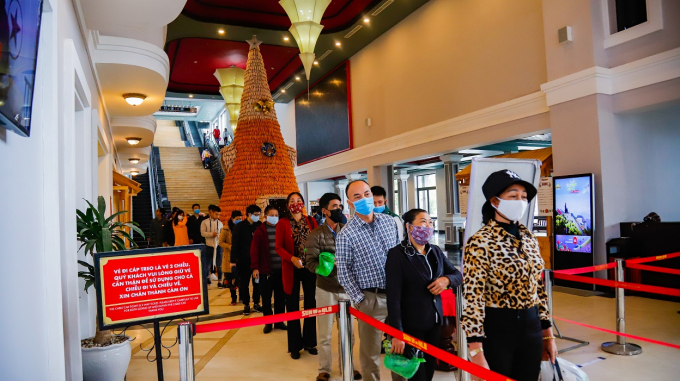 1. Du khách xếp hàng giãn cách 1 mét tại Sun World