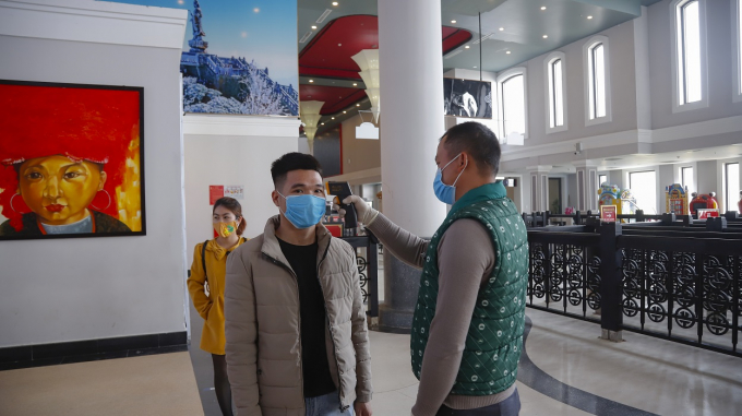 2. Khu du lịch kiểm tra thân nhiệt từng du khách