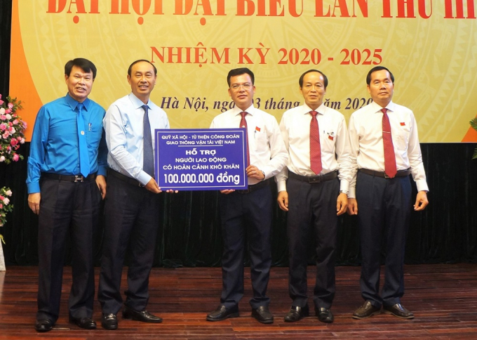 Cong doan GTVT trao qua ho tro nguoi lao dong Tong