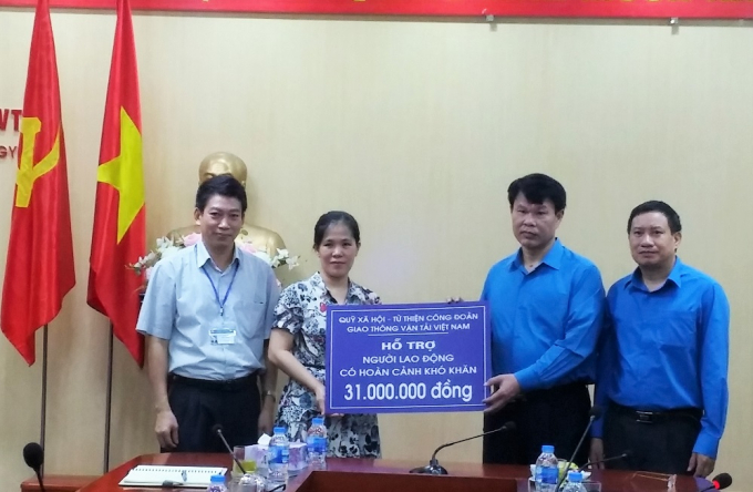 Cong doan GTVT trao qua ho tro nguoi lao dong truo