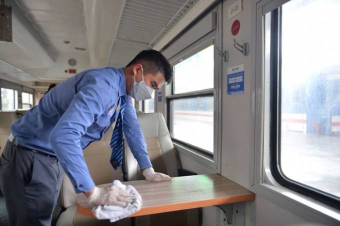 Nhân viên toa xe vệ sinh khử trùng bên trong toa x