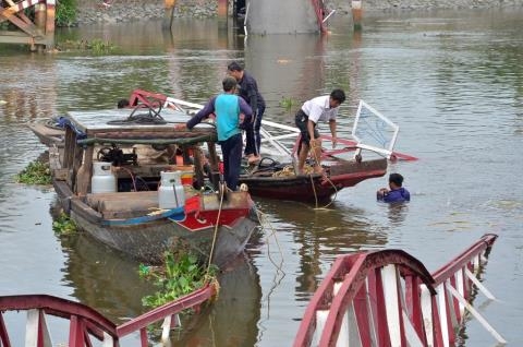 sa-lan-keo-sap-cau-tai-binh-chanh_13128901