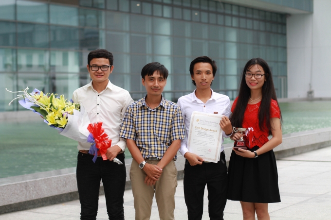 Nhóm INED-UTC ngày về Việt Nam chụp cùng GVHD TS. 