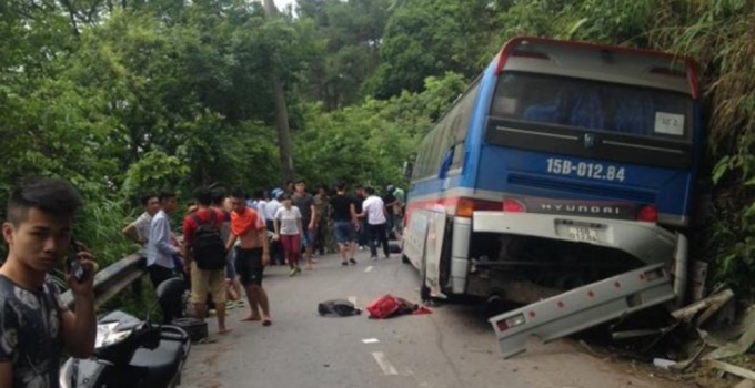 xe-cho-phu-huynh-hoc-sinh-dam-vach-nui-1-nguoi-tu-