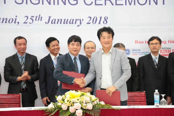 Ông Vũ Hữu Chiến (TGĐ Cty đóng tàu Phà Rừng) và ôn