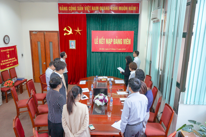 Chi bộ Tạp chí GTVT tổ chức Lễ kết nạp 2 Đảng viên mới - Ảnh 1.