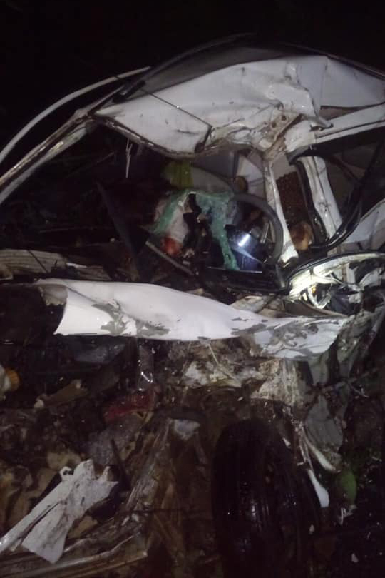 Xe ô tô con biến dạng hoàn toàn sau va chạm. Lực l