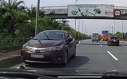 de-nghi-xac-minh-xu-ly-xe-altis-di-nguoc-chieu-tre