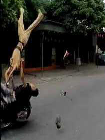 csgt-bi-hat-vang-tung-troi-khi-chan-xe-vi-pham-1