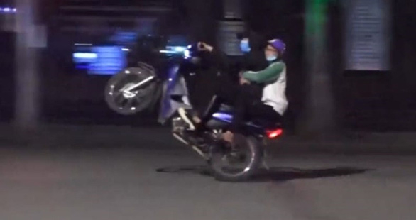 Nhóm thanh niên tụ tập đua xe, bốc đầu tại hồ Hoàn